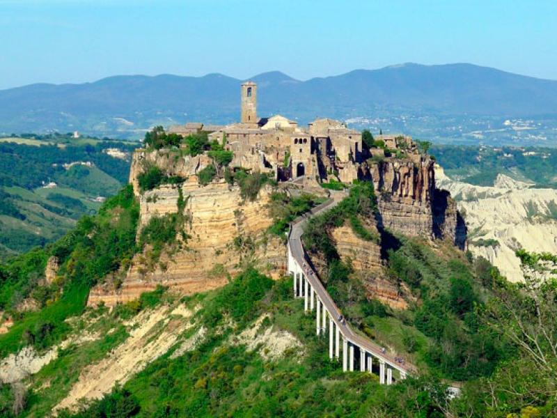 Civita di Bagnoregio, borgo su una collina di tufo, accessibile solo a piedi.